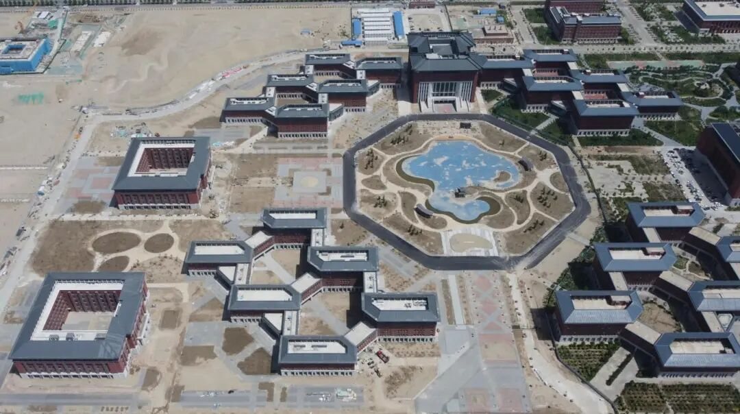 实景：校园总体航拍，八角形中央水景