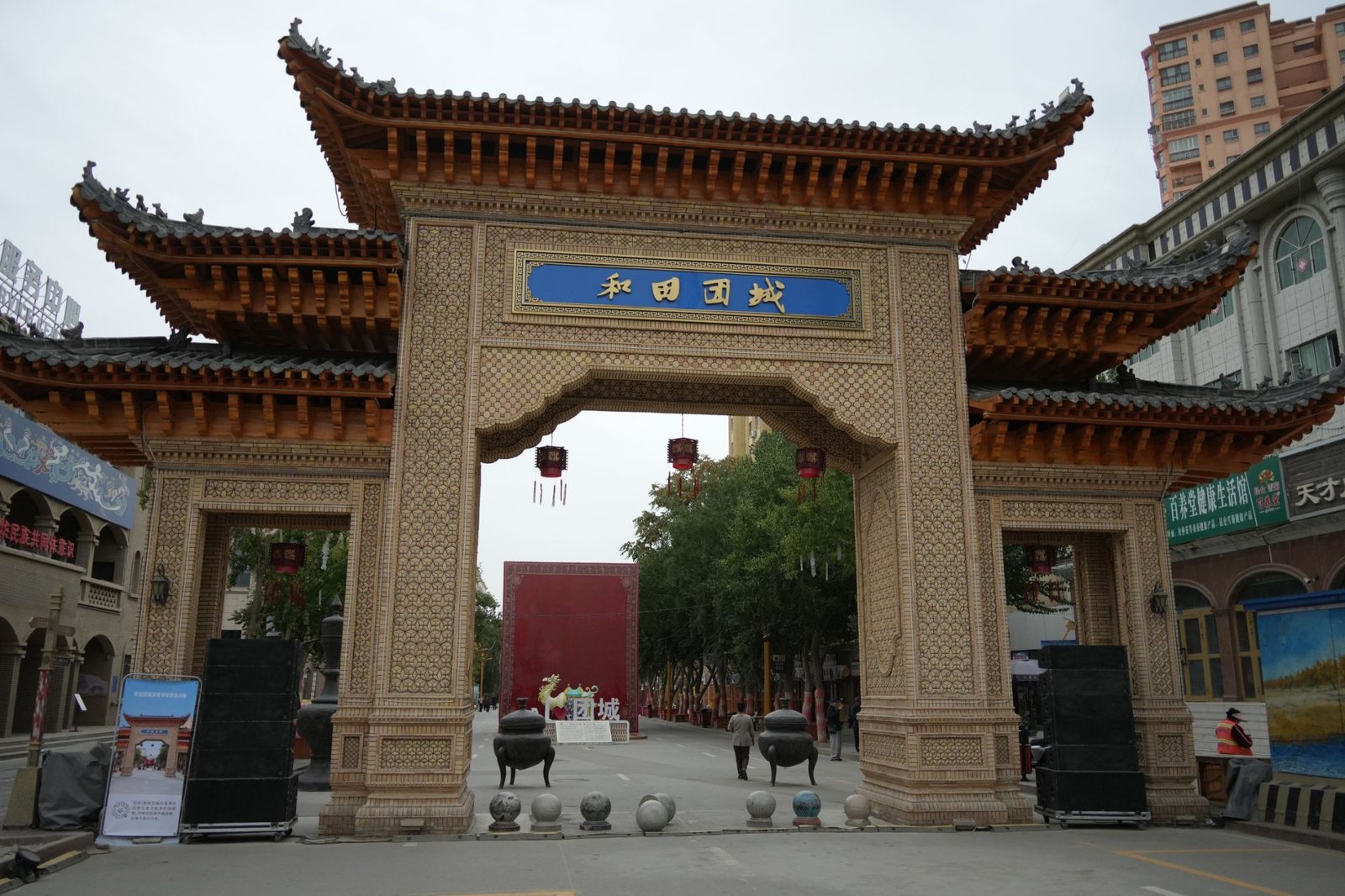 团城牌坊入口